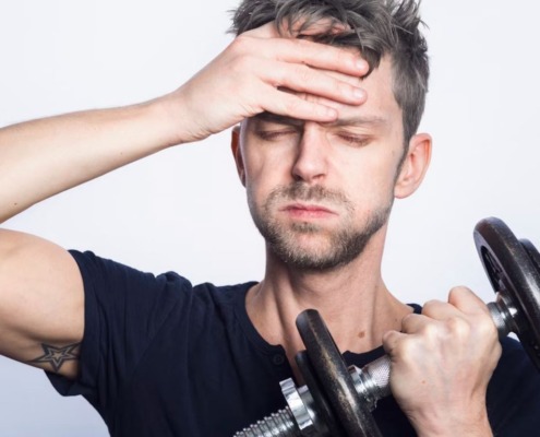 Müder Mann am hellichten Tag beim Workout