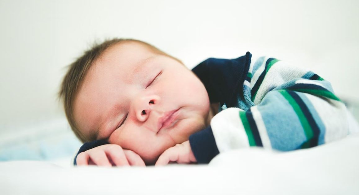 Schlafendes Baby mit richtiger Matratze
