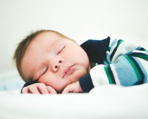 Schlafendes Baby mit richtiger Matratze