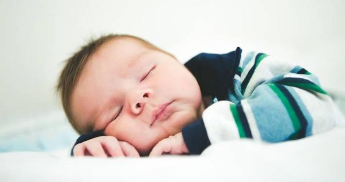 Schlafendes Baby mit richtiger Matratze