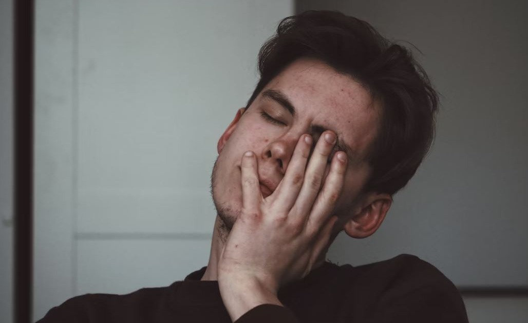 Müder Mensch der Schlafmangel hat. Kann man das nachholen?