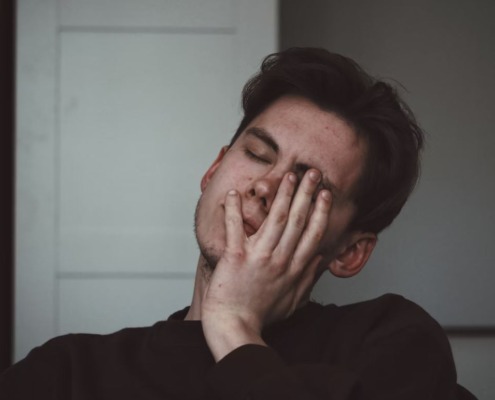 Müder Mensch der Schlafmangel hat. Kann man das nachholen?